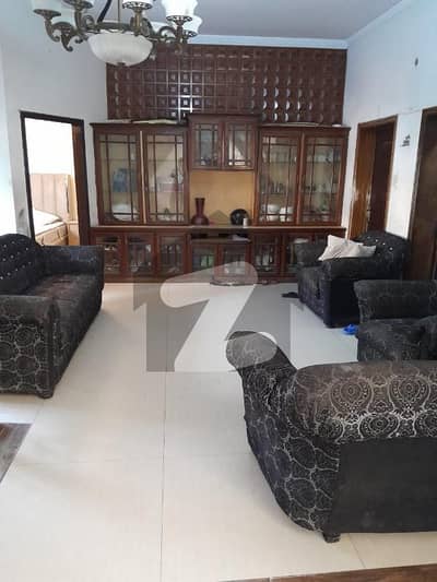 کیولری ایکسٹینشن لاہور میں 6 کمروں کا 10 مرلہ مکان 4.25 کروڑ میں برائے فروخت۔