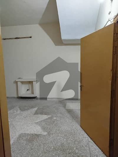 G10/2 upar porshion avilebl for rent 3bed 1bath Kitchn only for job holder