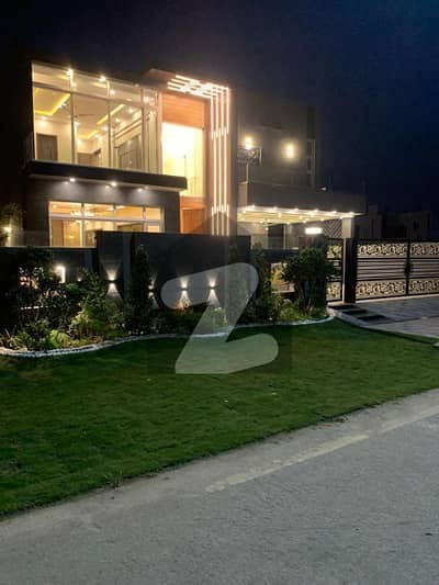 ڈی ایچ اے فیز 8 - بلاک وی فیز 8,ڈیفنس (ڈی ایچ اے),لاہور میں 5 کمروں کا 1 کنال مکان 10.0 کروڑ میں برائے فروخت۔