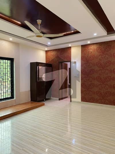 واپڈا ٹاؤن لاہور میں 5 کمروں کا 10 مرلہ مکان 4.5 کروڑ میں برائے فروخت۔