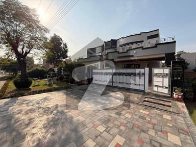 2 Kanal House With Basement On 100 Feet Road Prime Location