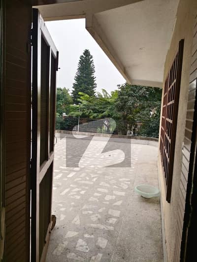 ایف ۔ 10/3 ایف ۔ 10,اسلام آباد میں 3 کمروں کا 1 کنال بالائی پورشن 1.35 لاکھ میں کرایہ پر دستیاب ہے۔