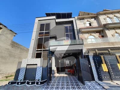 الرحمان گارڈن فیز 2 الرحمان گارڈن,لاہور میں 6 کمروں کا 6 مرلہ مکان 2.73 کروڑ میں برائے فروخت۔