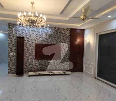 بحریہ ٹاؤن سیکٹر ای بحریہ ٹاؤن,لاہور میں 5 کمروں کا 1 کنال مکان 1.8 لاکھ میں کرایہ پر دستیاب ہے۔