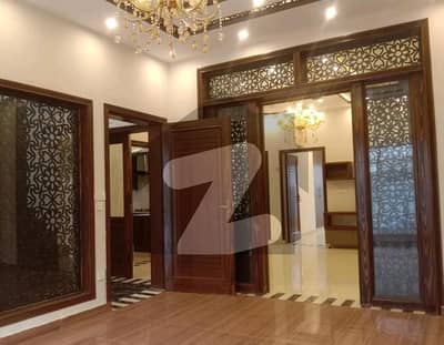 بحریہ ٹاؤن سیکٹر ای بحریہ ٹاؤن,لاہور میں 5 کمروں کا 1 کنال مکان 2.2 لاکھ میں کرایہ پر دستیاب ہے۔