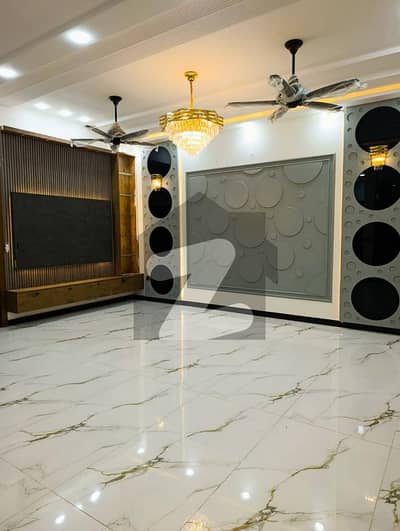 بحریہ ٹاؤن فیز 2 بحریہ ٹاؤن راولپنڈی,راولپنڈی میں 5 کمروں کا 10 مرلہ مکان 4.5 کروڑ میں برائے فروخت۔