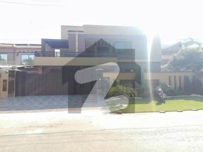 واپڈا ٹاؤن فیز 1 - بلاک کے1 واپڈا ٹاؤن فیز 1,واپڈا ٹاؤن,لاہور میں 7 کمروں کا 1 کنال مکان 10.5 کروڑ میں برائے فروخت۔