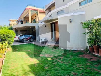 بنی گالہ اسلام آباد میں 7 کمروں کا 1 کنال مکان 10.5 کروڑ میں برائے فروخت۔