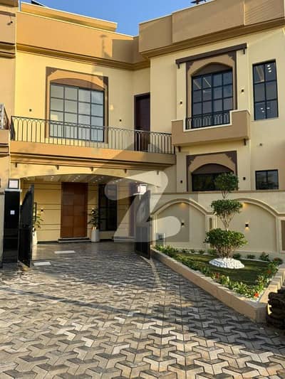 بحریہ ٹاؤن فیز 8 ۔ رفیع بلاک بحریہ ٹاؤن فیز 8,بحریہ ٹاؤن راولپنڈی,راولپنڈی میں 6 کمروں کا 10 مرلہ مکان 4.9 کروڑ میں برائے فروخت۔