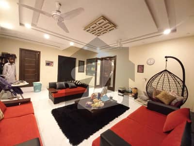 BEAUTIFULL ONE KANAL UPPER PORTION AVAILABLE FOR RENT IN DHA LAHORE