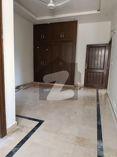 ایف ۔ 11/3 ایف ۔ 11,اسلام آباد میں 5 کمروں کا 10 مرلہ مکان 3.5 لاکھ میں کرایہ پر دستیاب ہے۔