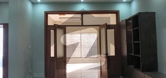 خیابانِ امین لاہور میں 2 کمروں کا 5 مرلہ بالائی پورشن 30.0 ہزار میں کرایہ پر دستیاب ہے۔