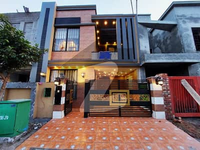 بحریہ ٹاؤن سیکٹرڈی بحریہ ٹاؤن,لاہور میں 3 کمروں کا 5 مرلہ مکان 2.1 کروڑ میں برائے فروخت۔