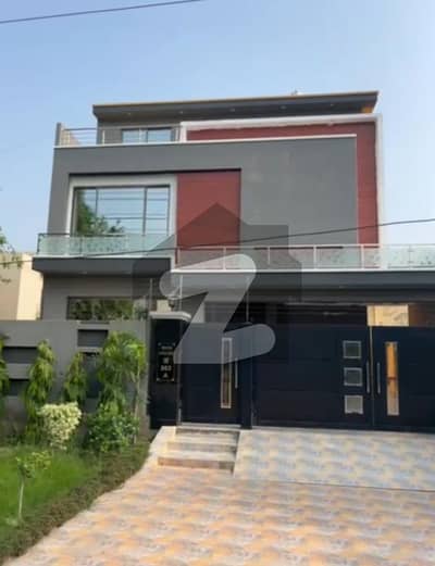10 Marla Slightly Used House for Sale on 100 Fit wide Road Center Park Housing Scheme Lahore