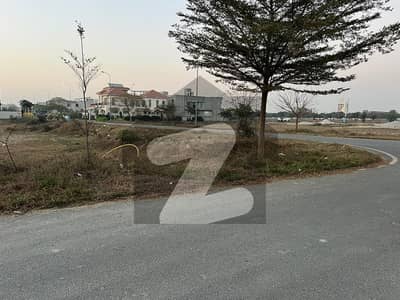 ڈی ایچ اے فیز 8 - بلاک یو فیز 8,ڈیفنس (ڈی ایچ اے),لاہور میں 6 کنال رہائشی پلاٹ 35.85 کروڑ میں برائے فروخت۔