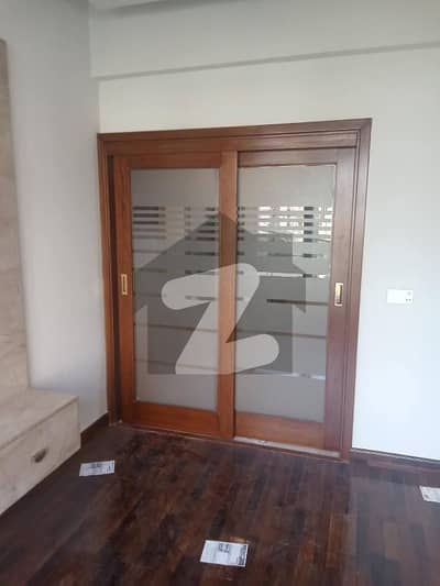 اتحاد کمرشل ایریا ڈی ایچ اے فیز 6,ڈی ایچ اے ڈیفینس,کراچی میں 3 کمروں کا 6 مرلہ فلیٹ 1.65 لاکھ میں کرایہ پر دستیاب ہے۔ اتحاد کمرشل ایریا ڈی ایچ اے فیز 6,ڈی ایچ اے ڈیفینس,کراچی میں 3 کمروں کا 6 مرلہ فلیٹ 1.65 لاکھ میں کرایہ پر دستیاب ہے۔