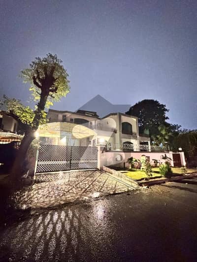 ایف ۔ 7 اسلام آباد میں 11 کمروں کا 1 کنال مکان 11.0 لاکھ میں کرایہ پر دستیاب ہے۔