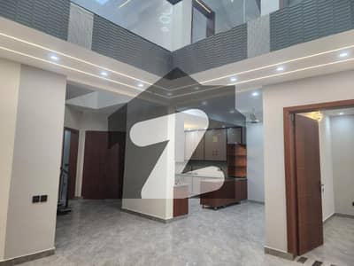 ایم پی سی ایچ ایس - بلاک ای ایم پی سی ایچ ایس ۔ ملٹی گارڈنز,بی ۔ 17,اسلام آباد میں 4 کمروں کا 8 مرلہ مکان 4.25 کروڑ میں برائے فروخت۔