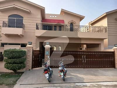 عسکری 10 - سیکٹر ایف عسکری 10,عسکری,لاہور میں 5 کمروں کا 17 مرلہ مکان 10.5 کروڑ میں برائے فروخت۔