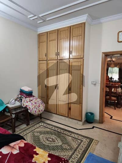 جی ۔ 13 اسلام آباد میں 4 کمروں کا 8 مرلہ مکان 5.6 کروڑ میں برائے فروخت۔