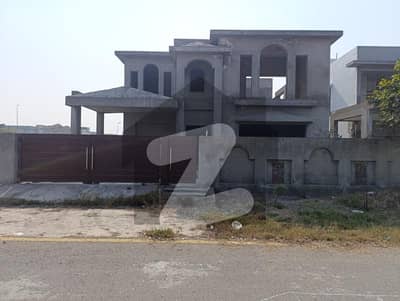 ڈی ایچ اے فیز 7 - بلاک وائے فیز 7,ڈیفنس (ڈی ایچ اے),لاہور میں 6 کمروں کا 1 کنال مکان 5.85 کروڑ میں برائے فروخت۔