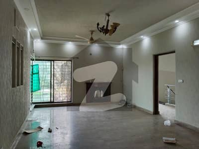 ڈی ایچ اے فیز 4 - بلاک ڈبل ای فیز 4,ڈیفنس (ڈی ایچ اے),لاہور میں 3 کمروں کا 1 کنال بالائی پورشن 1.3 لاکھ میں کرایہ پر دستیاب ہے۔