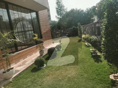 بحریہ ٹاؤن فیز 3 بحریہ ٹاؤن راولپنڈی,راولپنڈی میں 6 کمروں کا 1 کنال مکان 15.0 کروڑ میں برائے فروخت۔