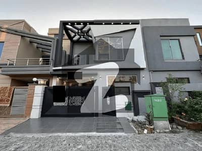 بحریہ ٹاؤن ۔ بلاک اے اے بحریہ ٹاؤن سیکٹرڈی,بحریہ ٹاؤن,لاہور میں 3 کمروں کا 5 مرلہ مکان 1.75 کروڑ میں برائے فروخت۔