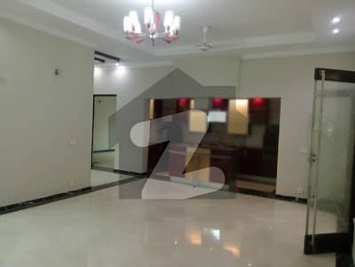 ڈی ایچ اے فیز 4 - بلاک ڈبل جی فیز 4,ڈیفنس (ڈی ایچ اے),لاہور میں 3 کمروں کا 1 کنال بالائی پورشن 1.3 لاکھ میں کرایہ پر دستیاب ہے۔