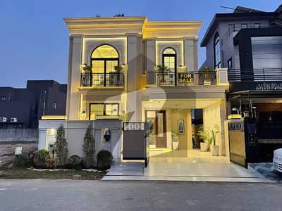 ڈی ایچ اے فیز 7 ڈیفنس (ڈی ایچ اے),لاہور میں 5 کمروں کا 5 مرلہ مکان 2.85 کروڑ میں برائے فروخت۔