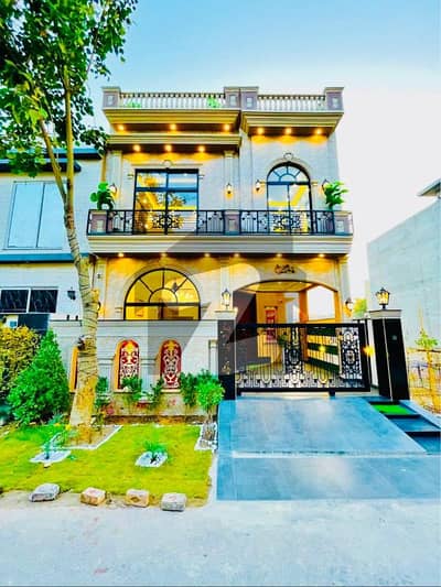 ڈی ایچ اے 9 ٹاؤن ڈیفنس (ڈی ایچ اے),لاہور میں 3 کمروں کا 5 مرلہ مکان 2.2 کروڑ میں برائے فروخت۔