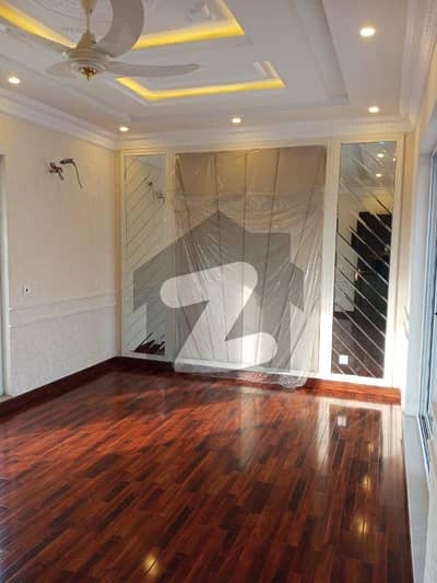 ڈی ایچ اے فیز 7 - بلاک ڈبلیو فیز 7,ڈیفنس (ڈی ایچ اے),لاہور میں 5 کمروں کا 1 کنال مکان 4.25 لاکھ میں کرایہ پر دستیاب ہے۔