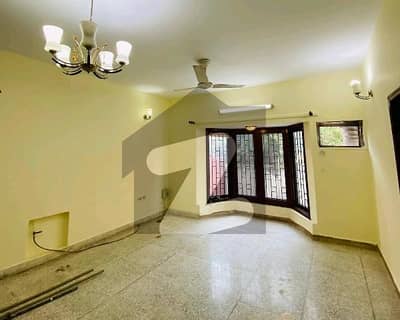 ایف ۔ 11/1 ایف ۔ 11,اسلام آباد میں 5 کمروں کا 14 مرلہ مکان 2.5 لاکھ میں کرایہ پر دستیاب ہے۔