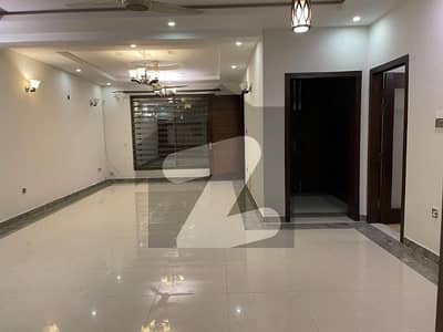 ایف ۔ 11 مرکز ایف ۔ 11,اسلام آباد میں 4 کمروں کا 17 مرلہ فلیٹ 2.0 لاکھ میں کرایہ پر دستیاب ہے۔