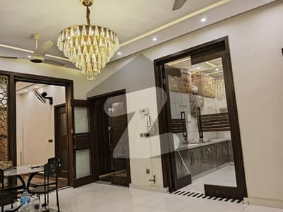 بحریہ ٹاؤن قائد بلاک بحریہ ٹاؤن سیکٹر ای,بحریہ ٹاؤن,لاہور میں 5 کمروں کا 10 مرلہ مکان 3.45 کروڑ میں برائے فروخت۔