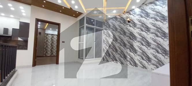 کینال روڈ فیصل آباد میں 4 کمروں کا 7 مرلہ مکان 3.25 کروڑ میں برائے فروخت۔