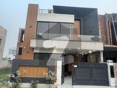 ڈی ایچ اے 9 ٹاؤن ڈیفنس (ڈی ایچ اے),لاہور میں 3 کمروں کا 5 مرلہ مکان 2.6 کروڑ میں برائے فروخت۔