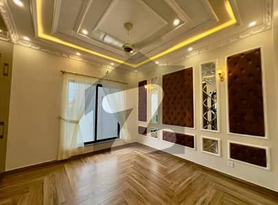 بحریہ ٹاؤن عمر بلاک بحریہ ٹاؤن سیکٹر B,بحریہ ٹاؤن,لاہور میں 3 کمروں کا 8 مرلہ بالائی پورشن 60.0 ہزار میں کرایہ پر دستیاب ہے۔