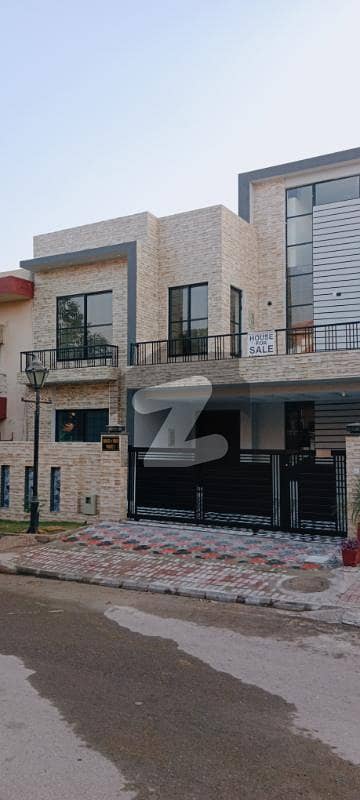 بحریہ ٹاؤن فیز 2 ایکسٹینشن بحریہ ٹاؤن راولپنڈی,راولپنڈی میں 5 کمروں کا 10 مرلہ مکان 5.9 کروڑ میں برائے فروخت۔