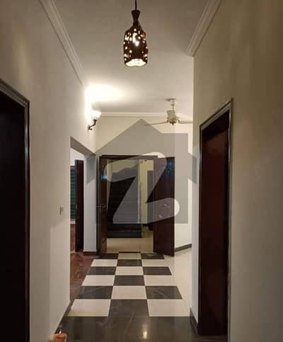 10 Marla 4 Bedrooms House For Rent.