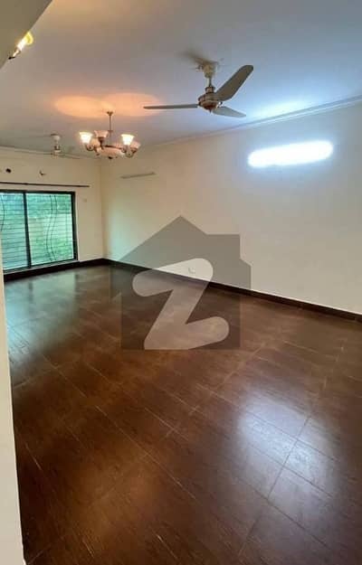 عسکری 11 ۔ سیکٹر بی عسکری 11,عسکری,لاہور میں 4 کمروں کا 10 مرلہ مکان 4.6 کروڑ میں برائے فروخت۔