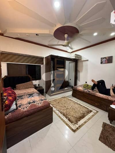 بہادر آباد گلشنِ اقبال ٹاؤن,کراچی میں 3 کمروں کا 8 مرلہ فلیٹ 4.5 کروڑ میں برائے فروخت۔