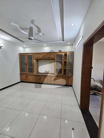 جی ۔ 13 اسلام آباد میں 3 کمروں کا 10 مرلہ بالائی پورشن 1.2 لاکھ میں کرایہ پر دستیاب ہے۔