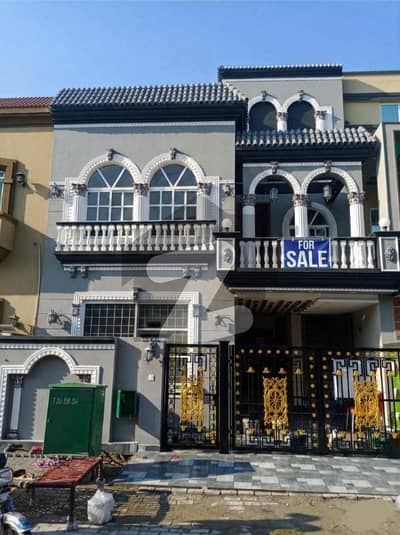 بحریہ ٹاؤن جناح بلاک بحریہ ٹاؤن سیکٹر ای,بحریہ ٹاؤن,لاہور میں 3 کمروں کا 5 مرلہ مکان 2.85 کروڑ میں برائے فروخت۔