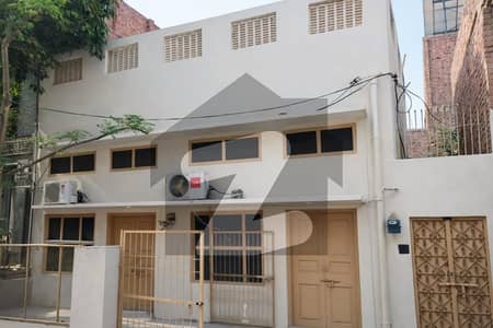 گلبرگ فیصل آباد میں 3 کمروں کا 7 مرلہ مکان 2.6 کروڑ میں برائے فروخت۔