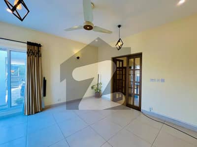 ڈی ایچ اے ڈیفینس فیز 2 ڈی ایچ اے ڈیفینس,اسلام آباد میں 4 کمروں کا 1 کنال مکان 2.3 لاکھ میں کرایہ پر دستیاب ہے۔