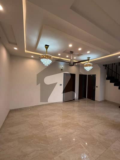 پاک عرب ہاؤسنگ سوسائٹی لاہور میں 1 کمرے کا 5 مرلہ زیریں پورشن 32.0 ہزار میں کرایہ پر دستیاب ہے۔