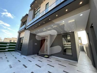 یو ای ٹی ہاؤسنگ سوسائٹی لاہور میں 4 کمروں کا 10 مرلہ مکان 3.5 کروڑ میں برائے فروخت۔