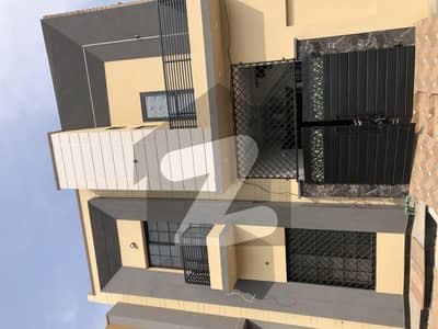 میاں ذولفقار علی شاہد روڈ فیصل آباد میں 4 کمروں کا 4 مرلہ مکان 1.55 کروڑ میں برائے فروخت۔