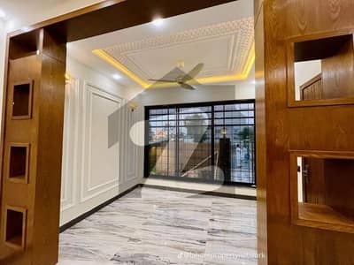 A BEAUTIFUL HOUSE DEPEND ON 5 MARLA DOUBLE STOREY IN HAFEEZ GARDEN PHASE 1 HOUSING SOCIETY